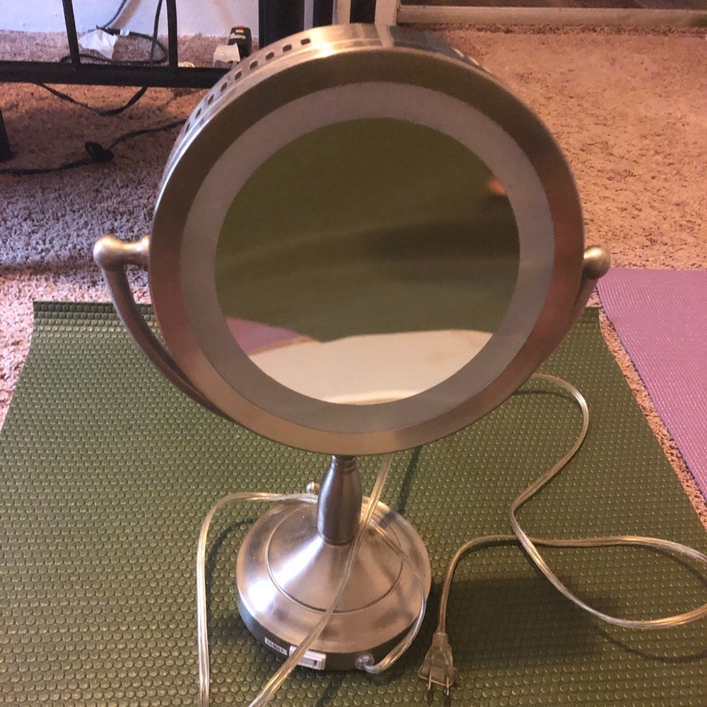 Light up makeup mirror 2 sided